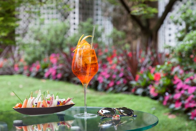 Le_Bristol_Paris_Claire_Cocano_aperol-spritz-diy-recipe