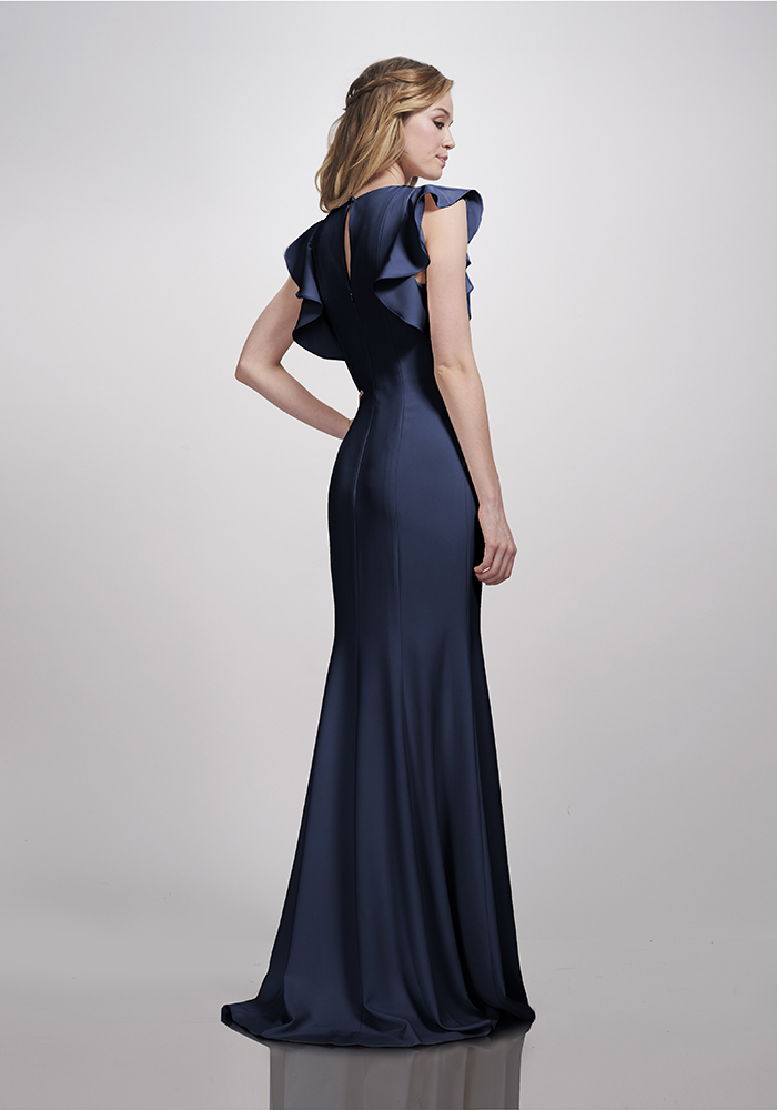 Please all of your girls with navy bridesmaid dresses in an elegant midnight blue hue, whether fitted and floor-length, mid-length or with a statement back
