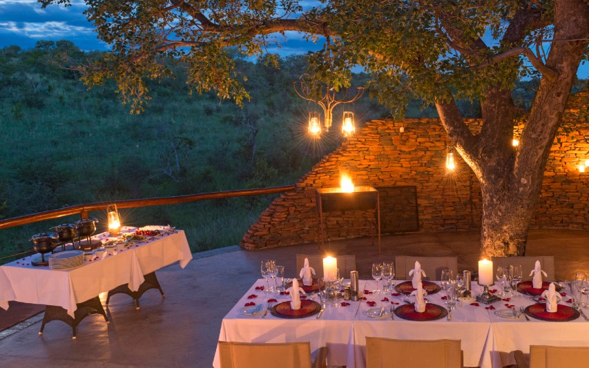 dinner-at-clubhouse-safari-honeymoon