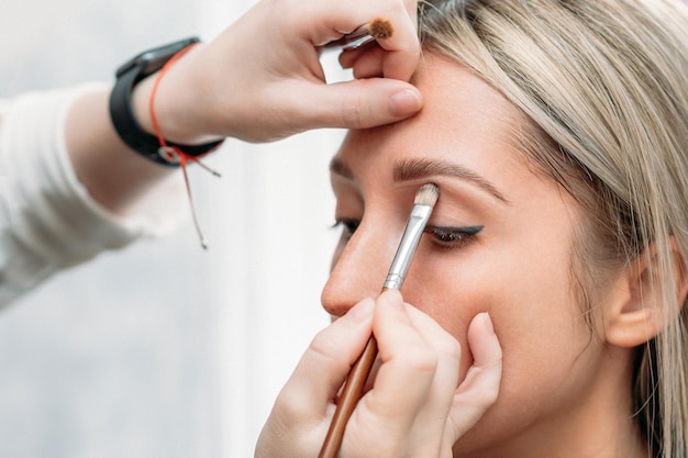 Steps to Make Smokey Eyes for Evening Weddings